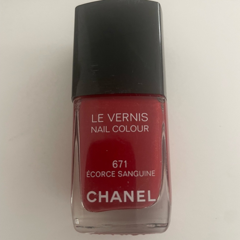 CHANEL Le Vernis Nail Polish in Bold Red BRAND NEW.